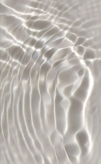 Superficie de agua con reflejos de luz.