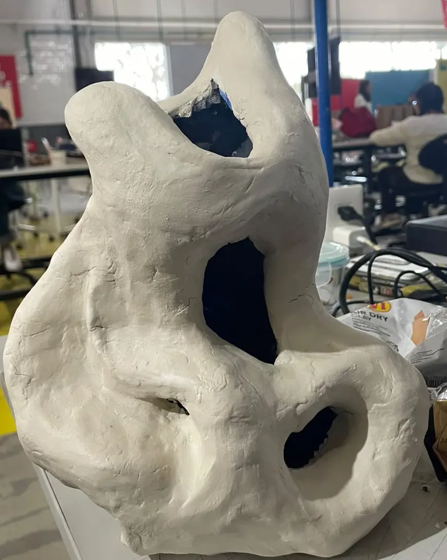 El mismo modelo apoyado sobre una mesa del taller.
